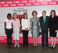 Doña Sofía, con los participantes en el coloquio